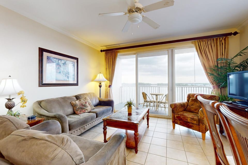 TV and multimedia, Living room, Seating area, Lake view