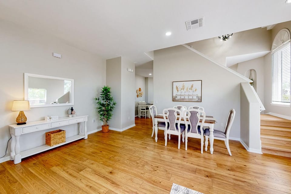 Seating area, Dining area