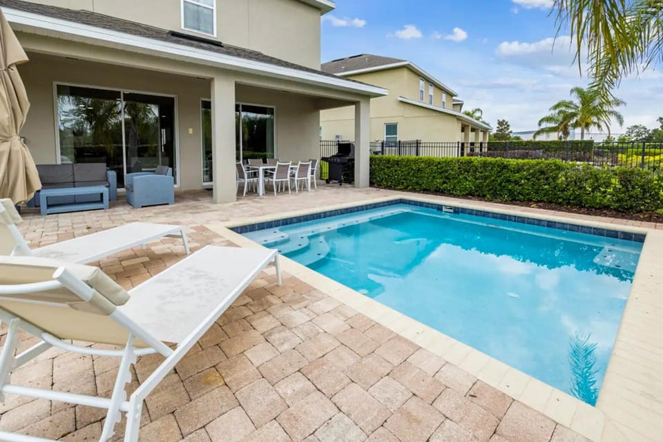 Property building, Patio, Day, Pool view, Swimming pool, sunbed