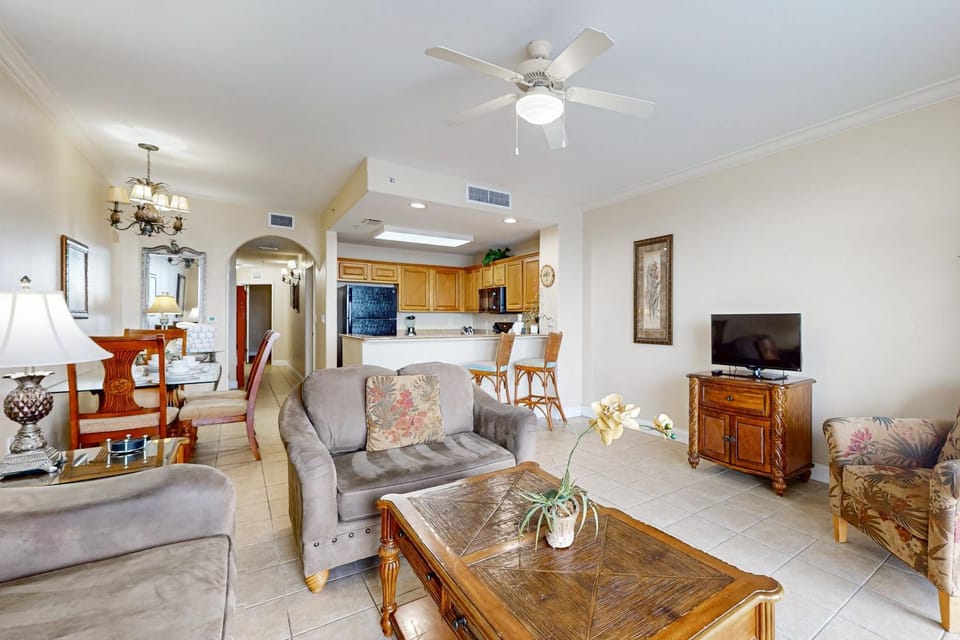 Kitchen or kitchenette, Living room, Seating area, Dining area