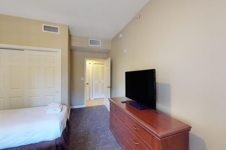 Bed, TV and multimedia, Bedroom