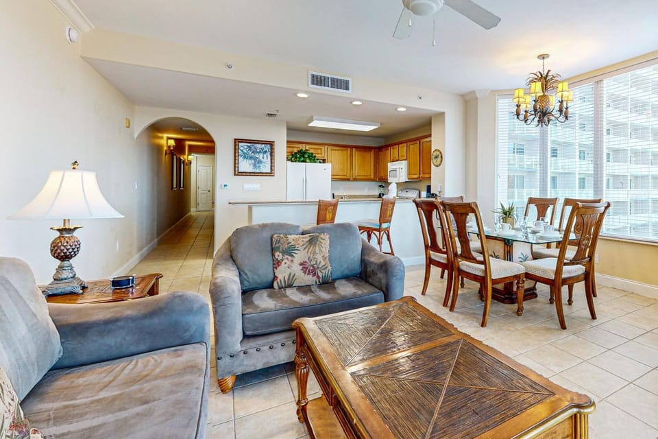 Kitchen or kitchenette, Living room, Seating area, Dining area