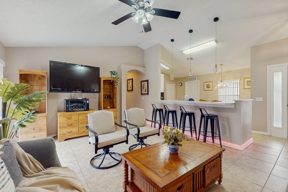 TV and multimedia, Kitchen or kitchenette, Living room, Seating area, minibar