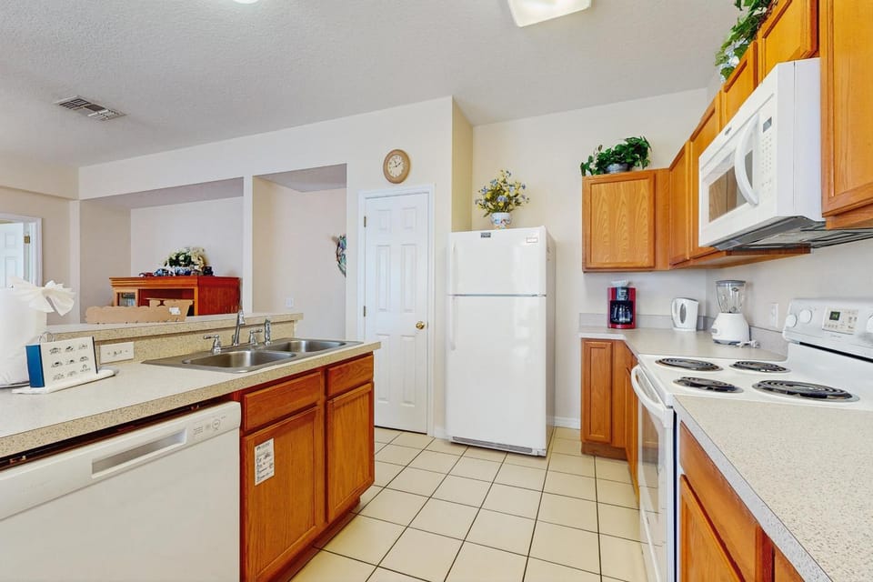 Coffee/tea facilities, Kitchen or kitchenette, oven, stove, toaster, kitchen
