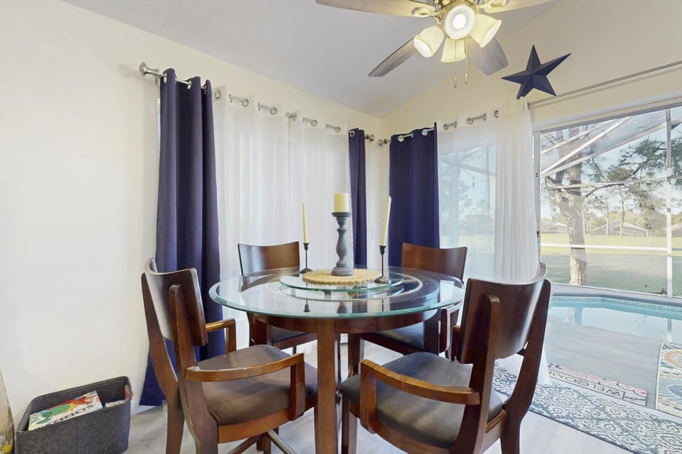 Seating area, Dining area