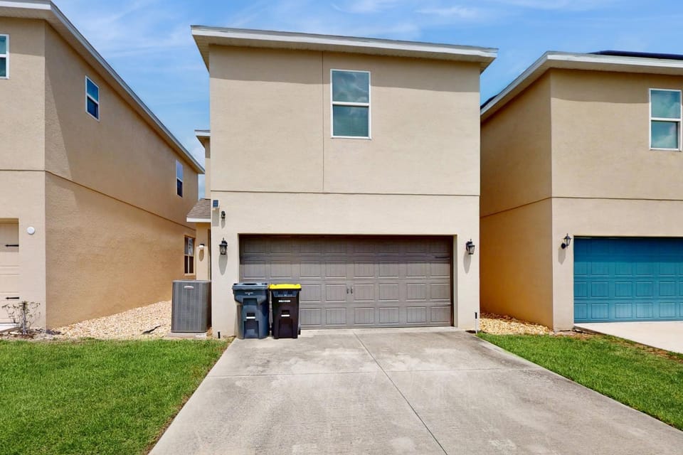 Property building, Day, Neighbourhood
