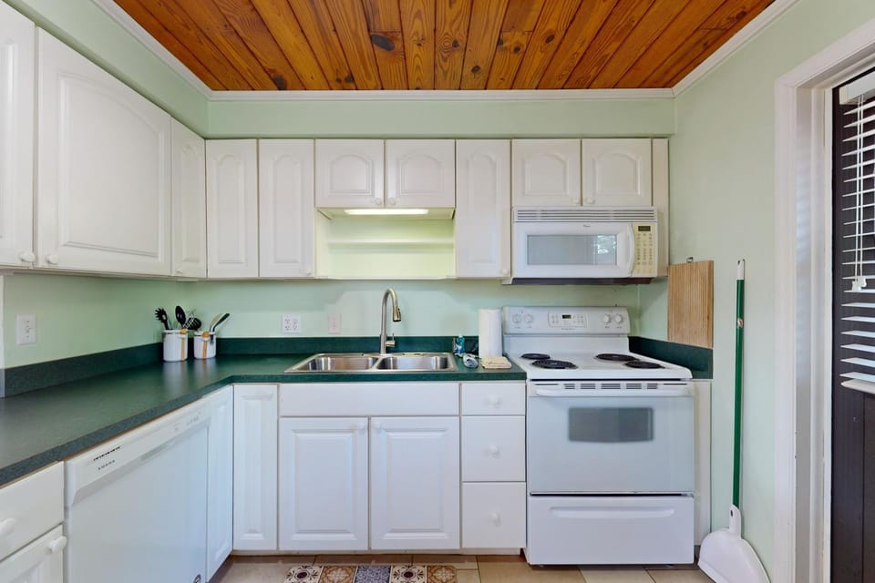 Kitchen or kitchenette, kitchen