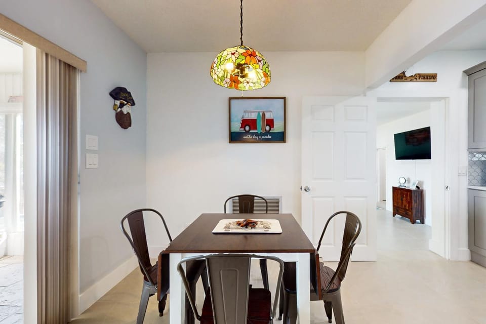 TV and multimedia, Seating area, Dining area