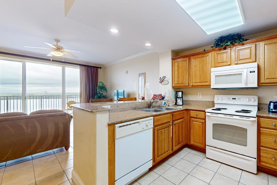 Coffee/tea facilities, Kitchen or kitchenette, oven, stove