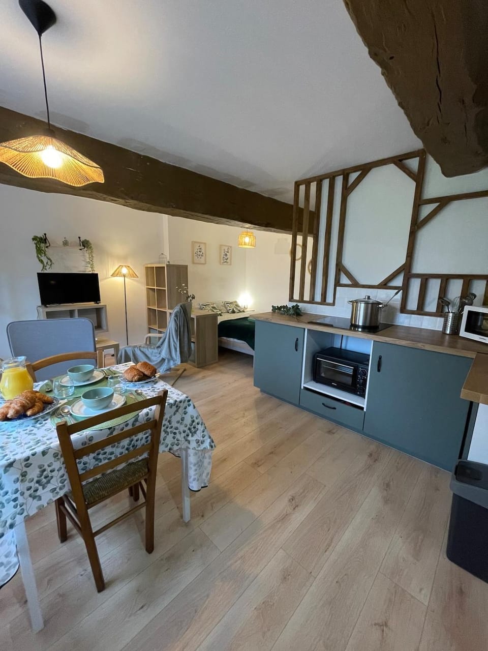 Kitchen or kitchenette, Living room, Seating area, Dining area, oven, pet friendly, stove