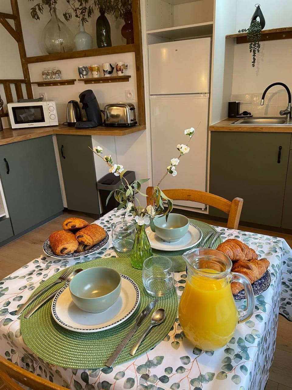 Coffee/tea facilities, Kitchen or kitchenette, Dining area, stove