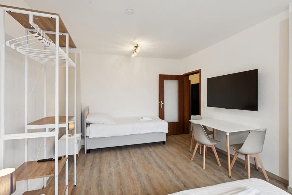 Bed, TV and multimedia, Photo of the whole room, Dining area, Bedroom, towels, wardrobe