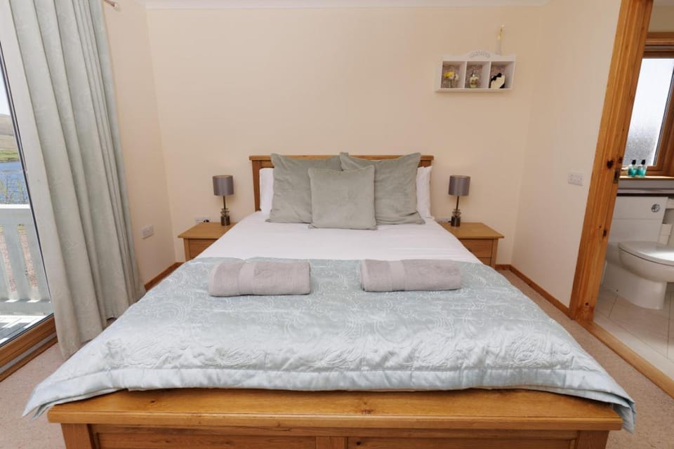 Toilet, Bed, Bathroom, Photo of the whole room, Bedroom, towels