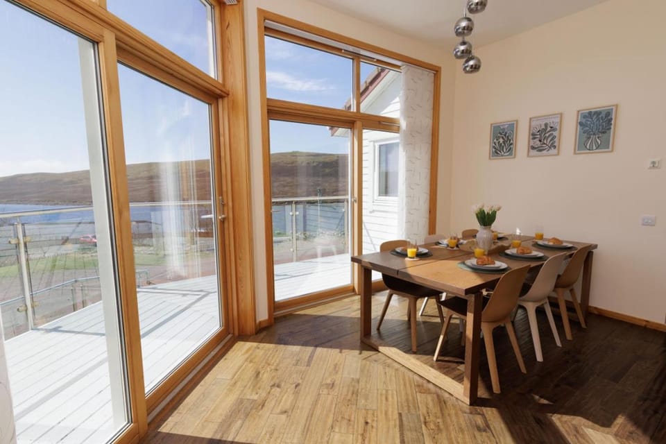 Natural landscape, Balcony/Terrace, Dining area, River view