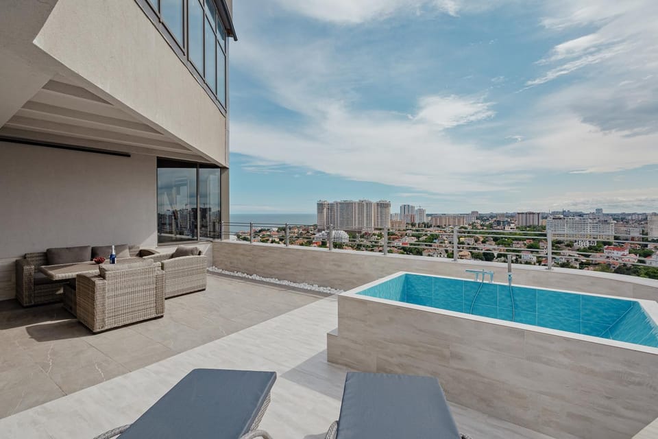 Day, View (from property/room), Balcony/Terrace, City view, Pool view, Swimming pool, sunbed
