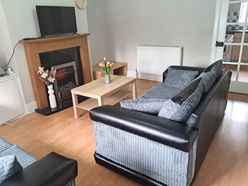 TV and multimedia, Living room, Photo of the whole room, Seating area