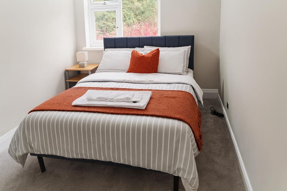 Bed, Photo of the whole room, Bedroom, towels