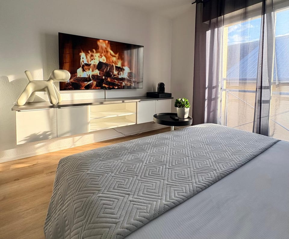 Bed, TV and multimedia, Photo of the whole room, Bedroom