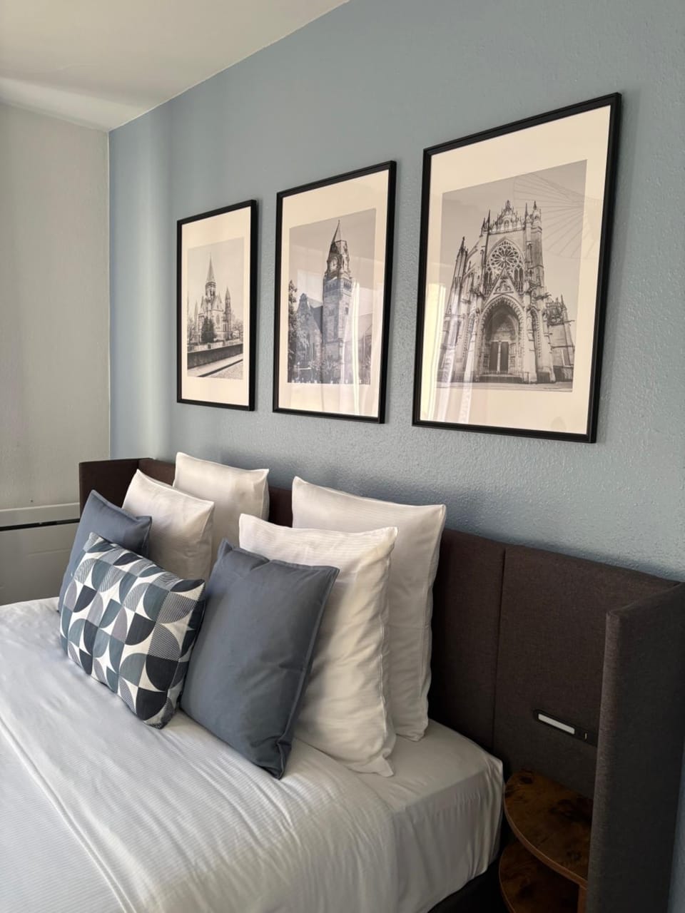 Bed, Living room, Photo of the whole room, Decorative detail, Bedroom