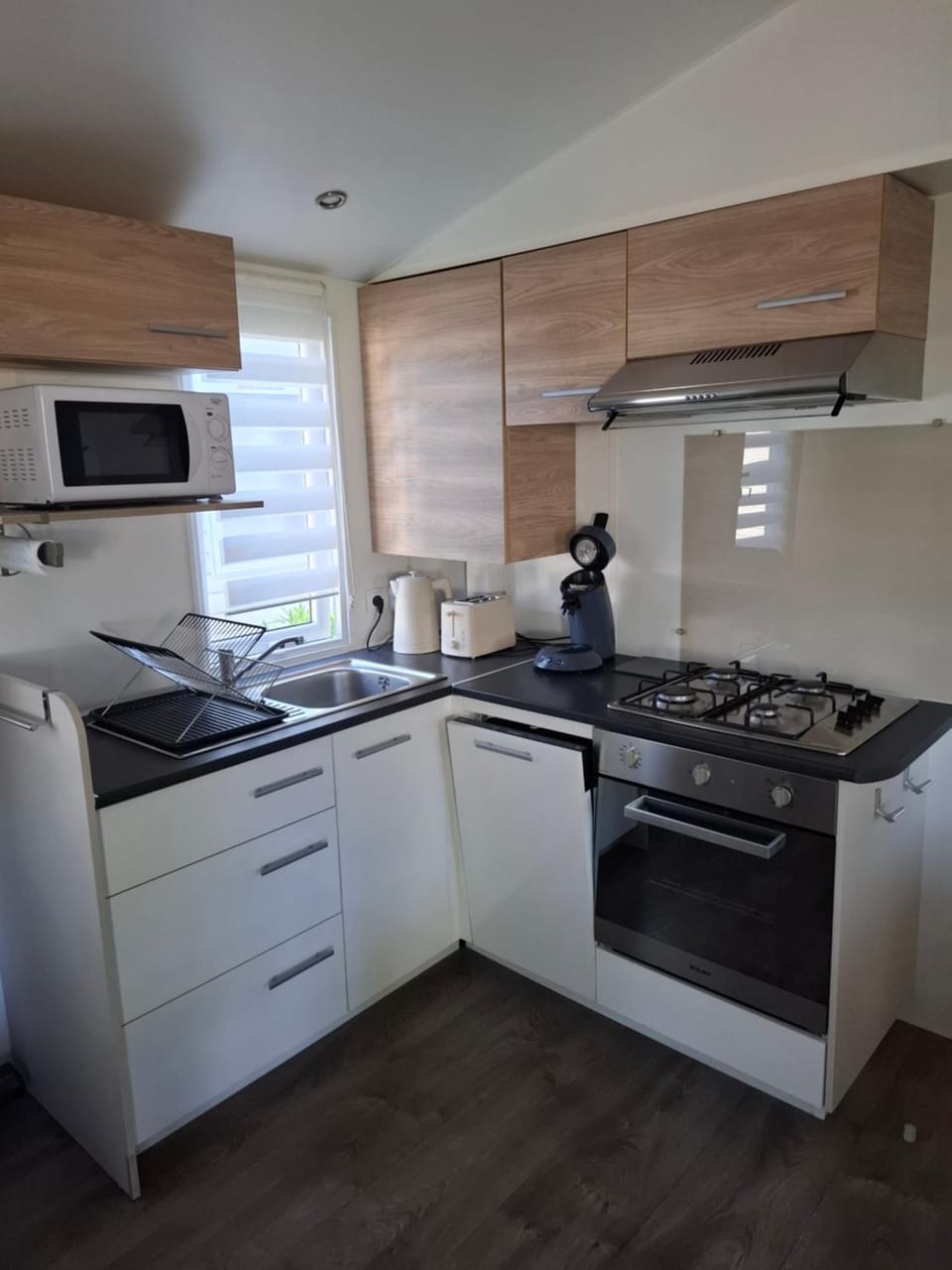 Coffee/tea facilities, Kitchen or kitchenette, dishwasher, microwave, oven, stove, toaster, kitchen