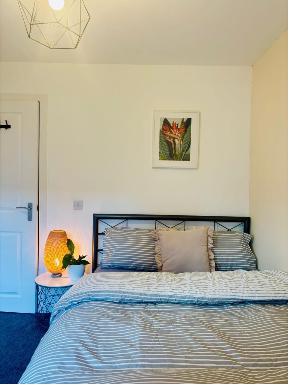 Modern Ground floor 2 Bed Apartment Secure Parking & Perfect for City- CelticEmirates Stadium Apartment in Glasgow