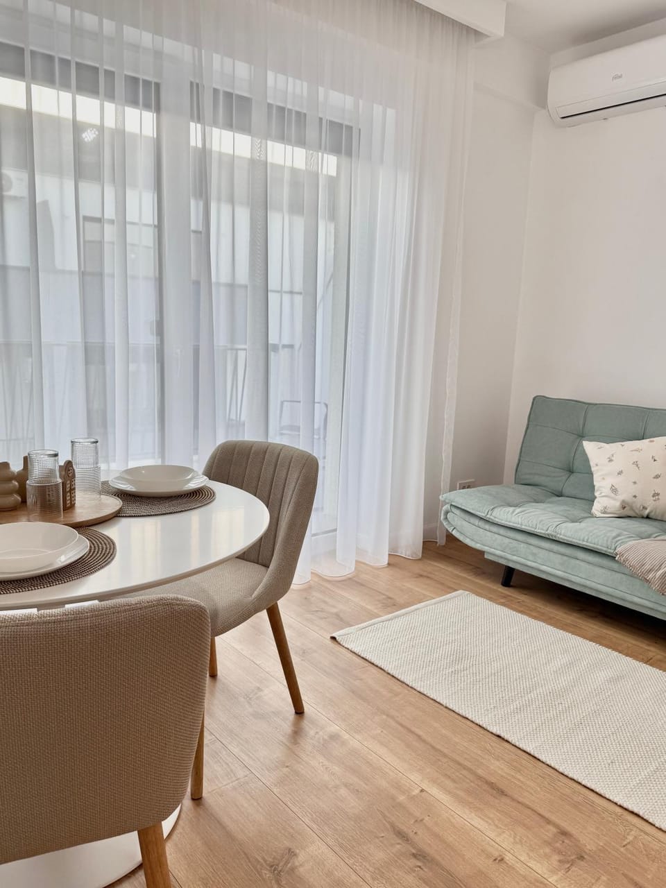 Balcony/Terrace, Living room, Seating area, Dining area, air conditioner