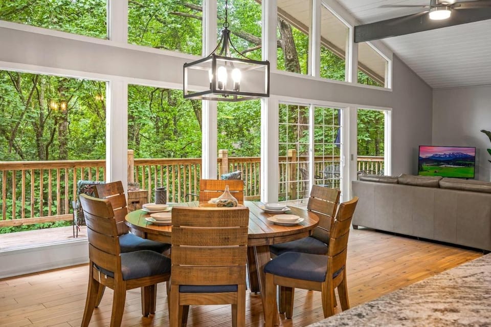 Ski'n with the Bears ~ Ski, Play & Relax: Mountain Chalet with Hot Tub House in Chalet Village