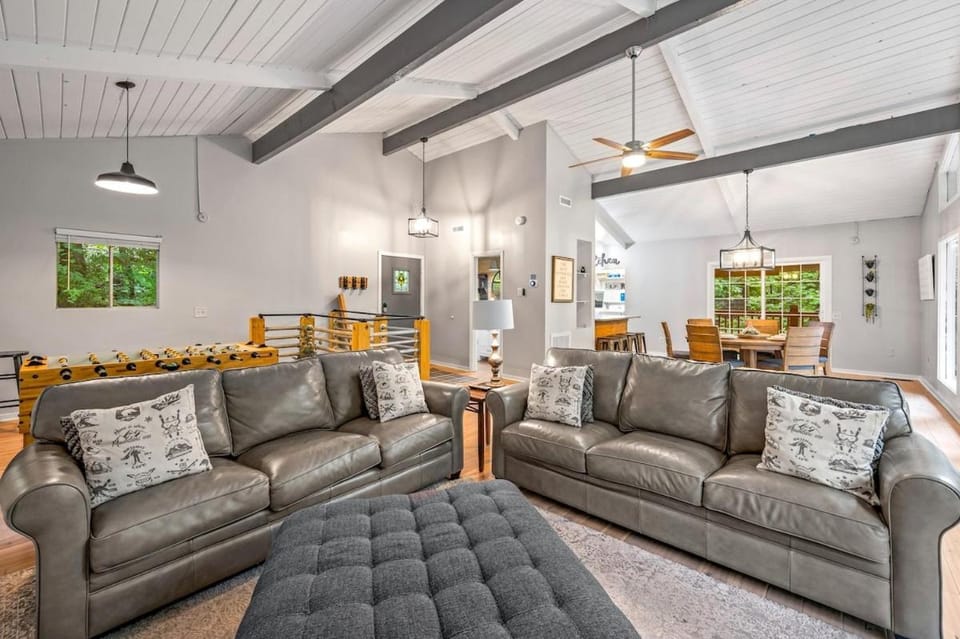 Ski'n with the Bears ~ Ski, Play & Relax: Mountain Chalet with Hot Tub House in Chalet Village