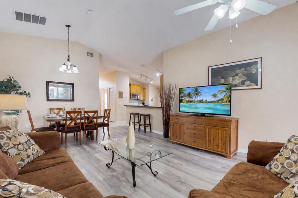 TV and multimedia, Living room, Seating area, Dining area