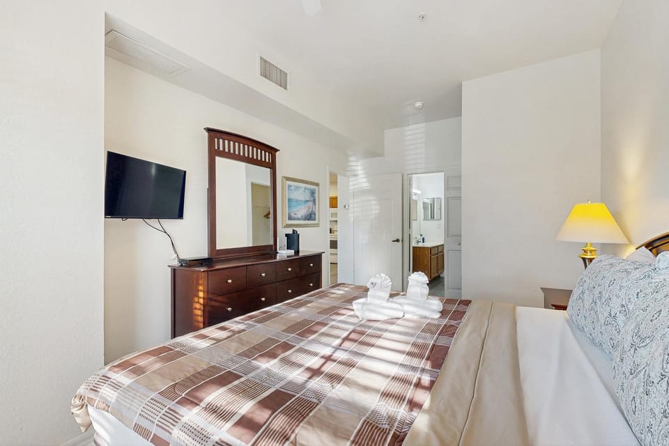 Bed, TV and multimedia, Bedroom