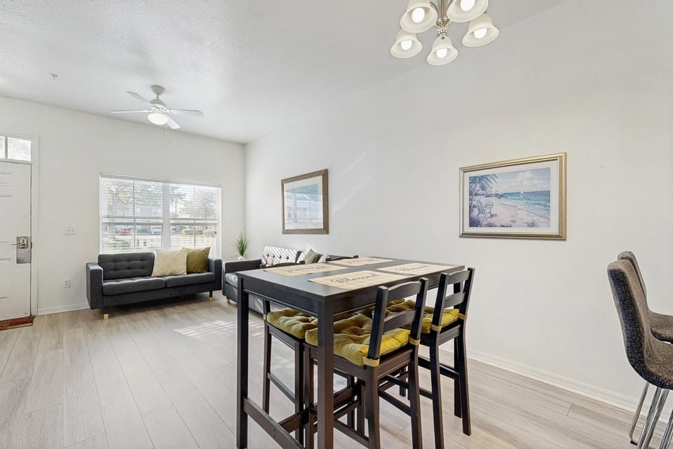 Seating area, Dining area