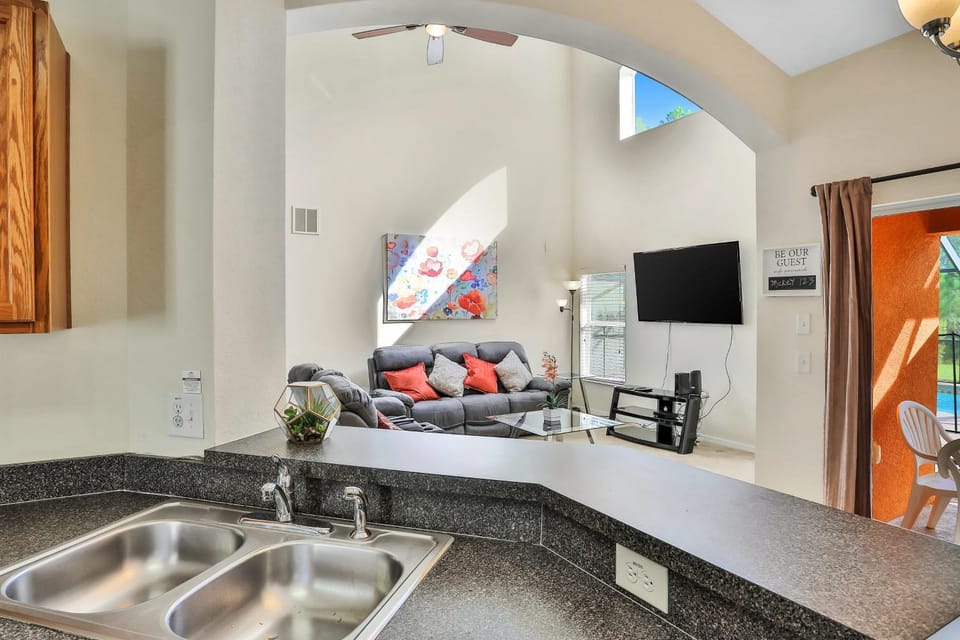 TV and multimedia, Kitchen or kitchenette, Living room, Seating area, Dining area