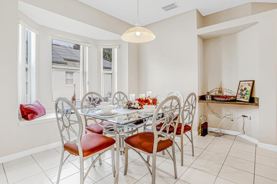 Coffee/tea facilities, Kitchen or kitchenette, Seating area, Dining area
