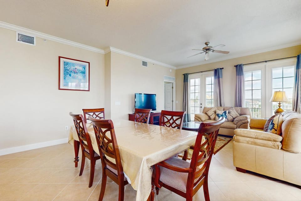 TV and multimedia, Seating area, Dining area