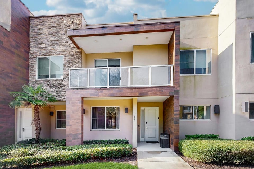 Property building, Facade/entrance, Day