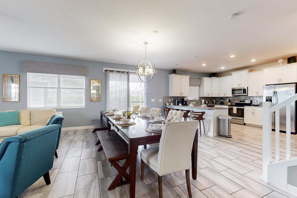 Kitchen or kitchenette, Seating area, Dining area, stove, toaster