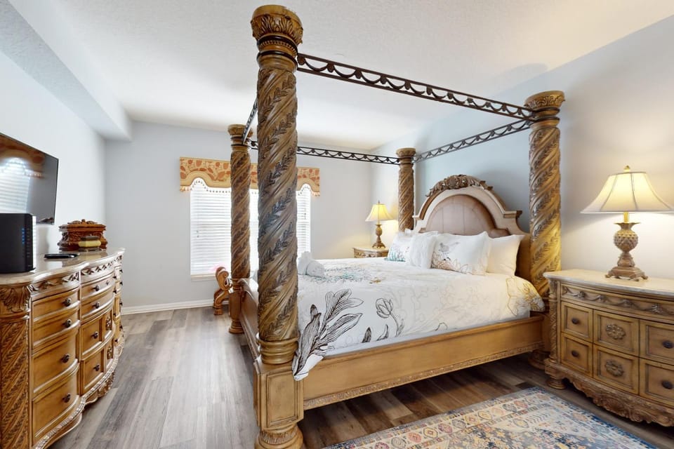 Bed, TV and multimedia, Bedroom
