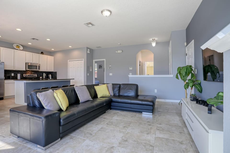 TV and multimedia, Kitchen or kitchenette, Living room, Seating area, dishwasher, oven