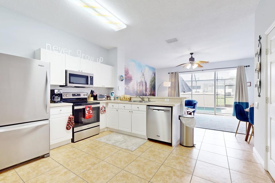 Coffee/tea facilities, Kitchen or kitchenette, oven, stove, kitchen