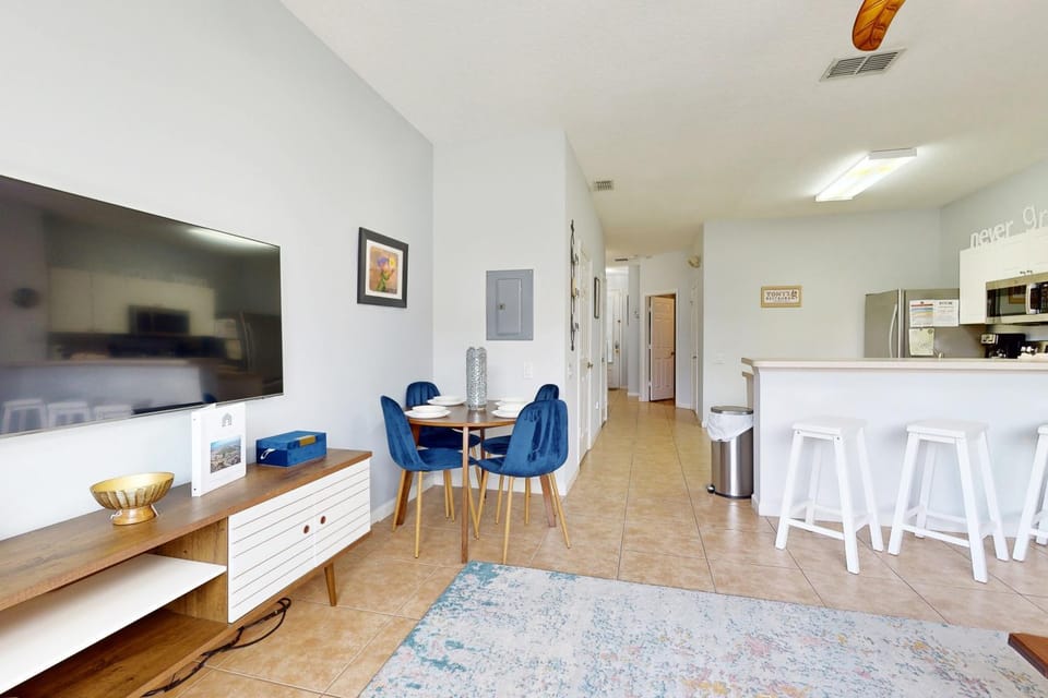 TV and multimedia, Living room, Seating area, Dining area