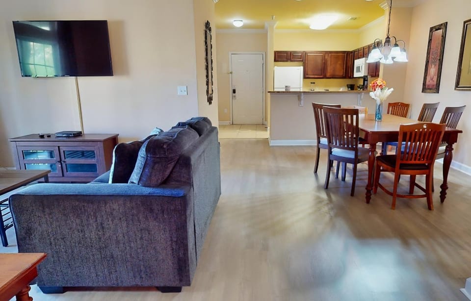 TV and multimedia, Living room, Seating area, Dining area