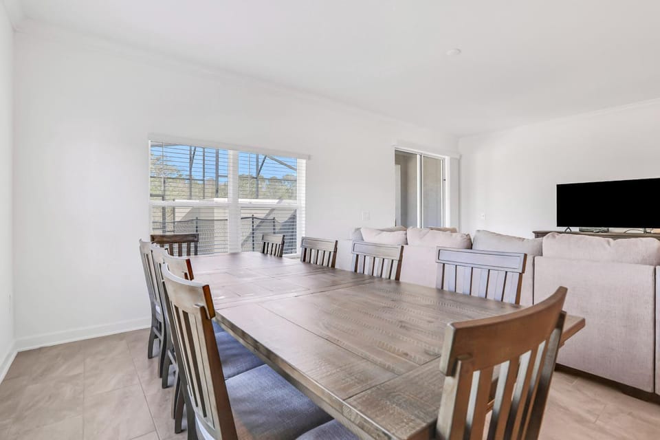 TV and multimedia, Living room, Seating area, Dining area