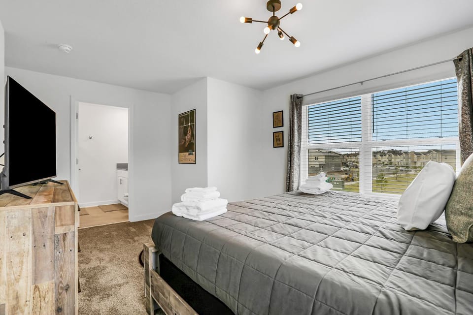Bed, TV and multimedia, Bedroom