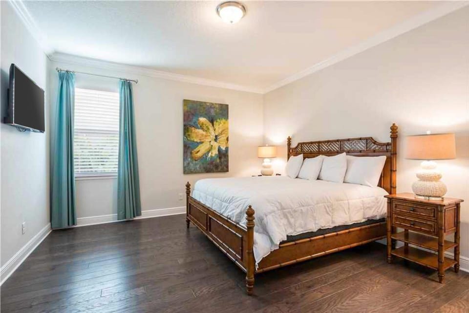 Bed, TV and multimedia, Bedroom