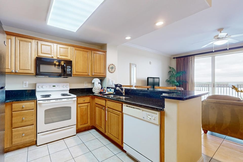 Coffee/tea facilities, Kitchen or kitchenette, Dining area, dishwasher, oven, stove, kitchen