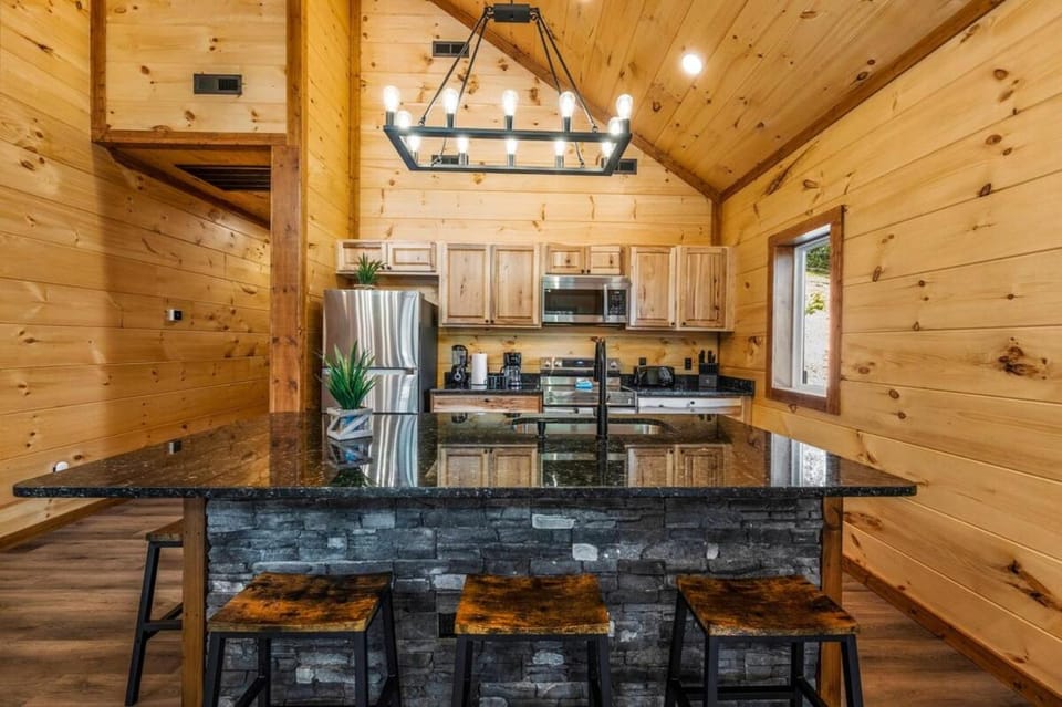 Coffee/tea facilities, Kitchen or kitchenette, oven, stove, toaster
