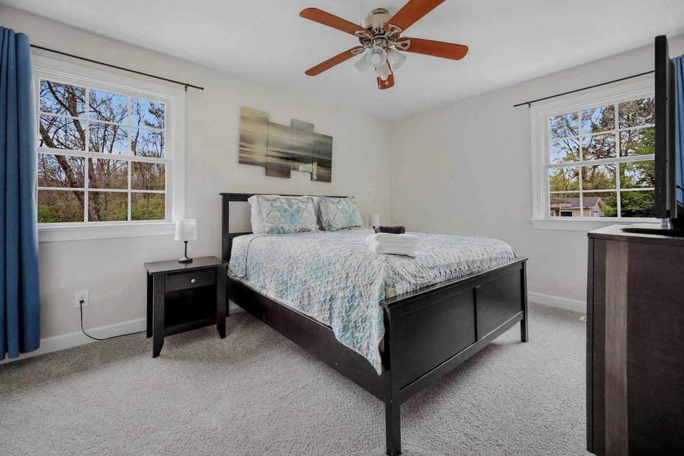 8 Minutes to Downtown - New Home - Washer and Dryer House in Raleigh