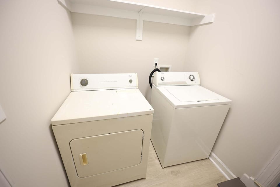 8 Minutes to Downtown - New Home - Washer and Dryer House in Raleigh