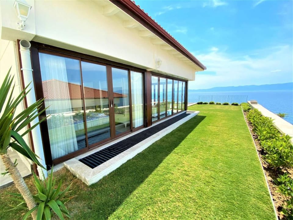 Located 3 km from the center of Çeşme House in Cesme