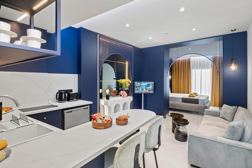 TV and multimedia, Kitchen or kitchenette, Living room, Seating area, Dining area, stove, toaster